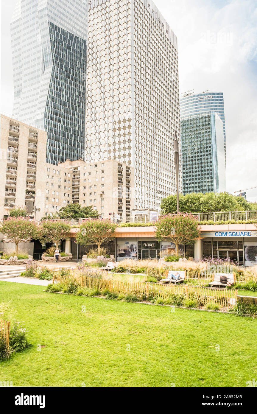 Alto edificio di edifici per uffici a La Defense guardando nella direzione o la grande Arche Foto Stock