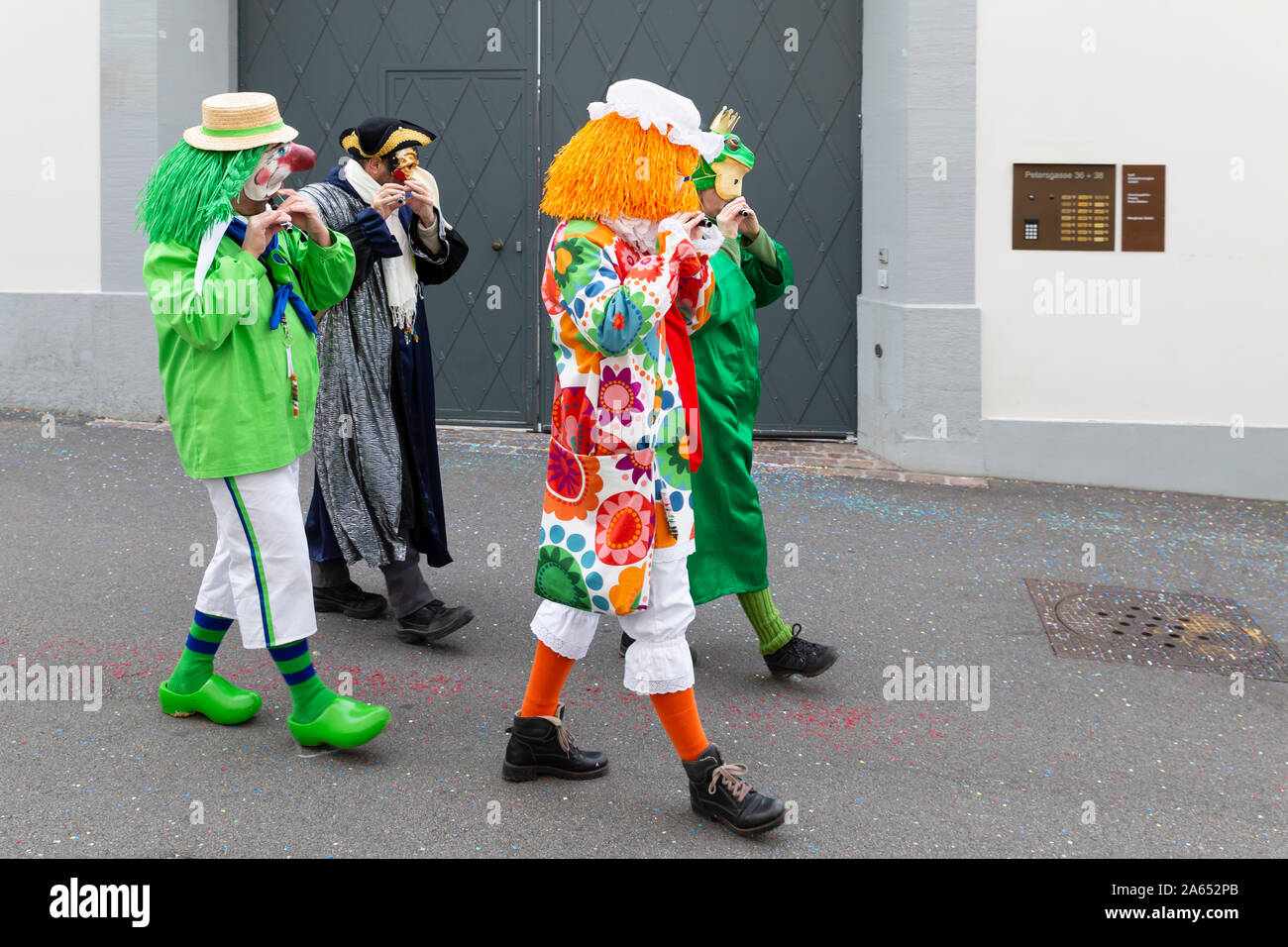 Petersgasse, Basilea, Svizzera - Marzo 12th, 2019. Close-up di un piccolo gruppo di dissimulata del piccolo flauto i giocatori Foto Stock