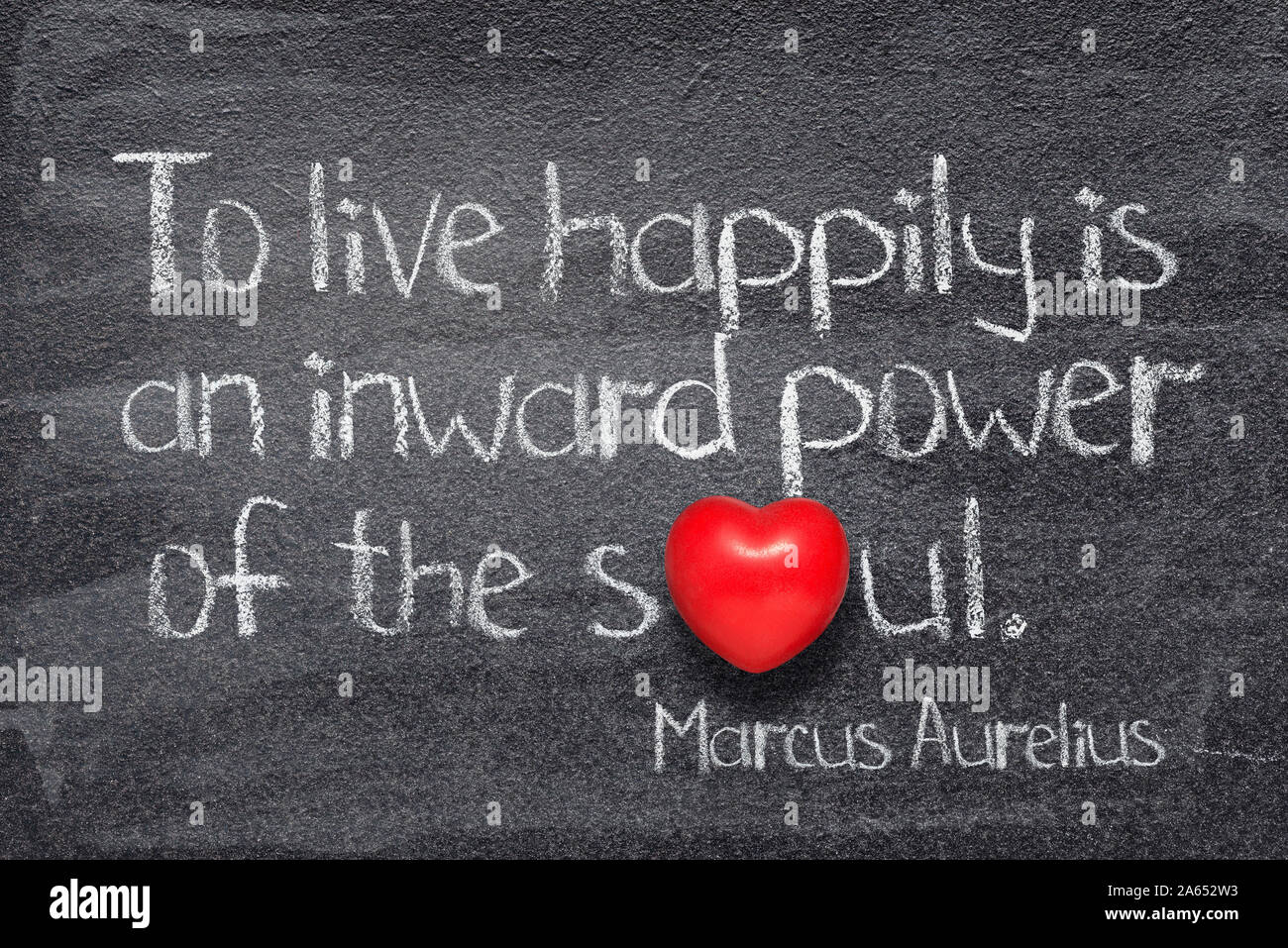 Per vivere felici è un potere verso l'interno dell'anima - antico filosofo romano Marco Aurelio concetto citazione scritta sulla lavagna Foto Stock