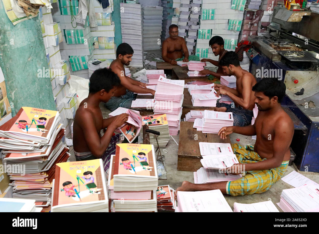 Dacca in Bangladesh - Ottobre 22, 2019. Libro del Bangladesh il legame lavoratore lavora in una casa di stampa a bangla bazar a Dhaka, nel Bangladesh. Foto Stock