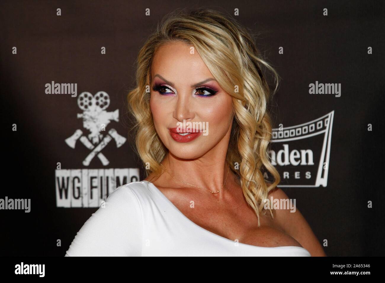 Las Vegas, NV, Stati Uniti d'America. 23 Ott, 2019. Nikki Benz presso gli arrivi per LADY KILLER TV Premiere, Brenden Theatre al Palms Casino Resort di Las Vegas, NV Ottobre 23, 2019. Credito: JA/Everett raccolta/Alamy Live News Foto Stock