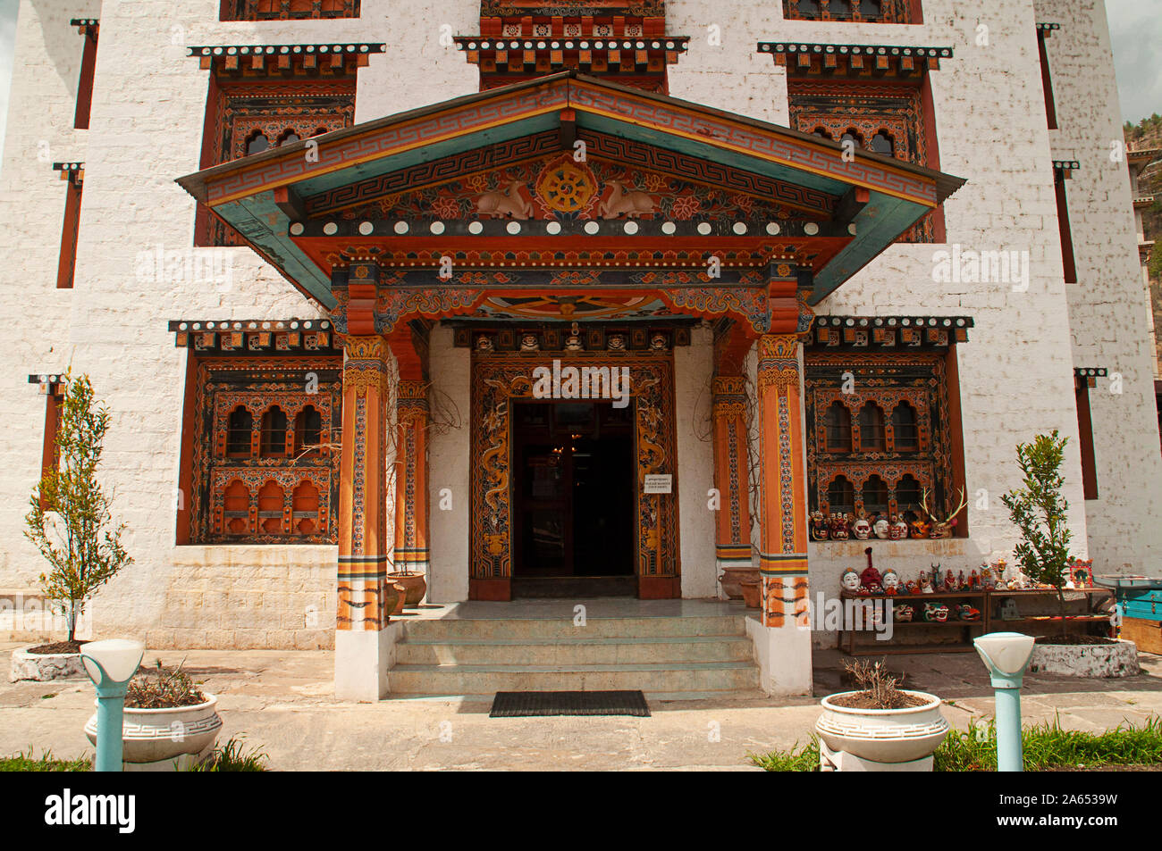 Porta di ingresso della biblioteca nazionale a Thimpu, Bhutan Foto Stock
