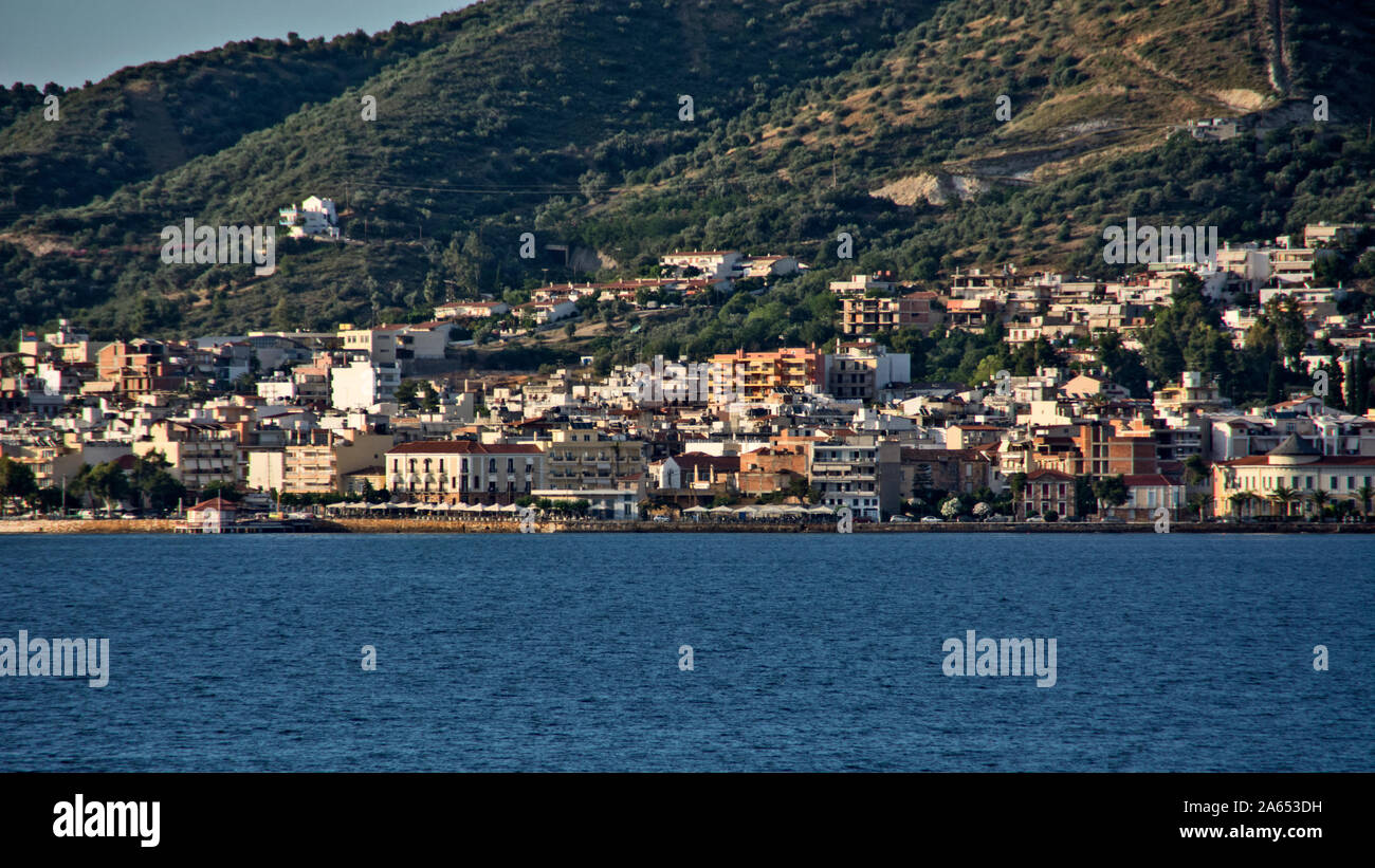 Loutra Edipsou, Grecia, giu 04, 2016. Vista dal traghetto per il famoso Loutra Edipsou spa sull isola di Eubea in Grecia. Foto Stock