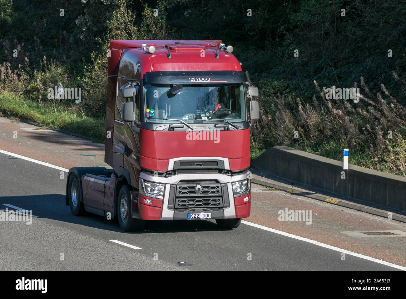 Renault cabina di autocarro unità a trattore viaggia sull'autostrada M6 vicino a Preston nel Lancashire, Regno Unito Foto Stock