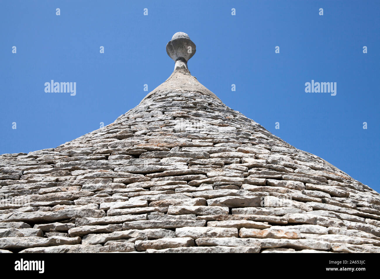 Italia Puglia: Alberobello. Case di Trulli, tradizionali pugliesi in pietra a secco di capanne. Dettaglio di una conica tetto in lastricato Foto Stock