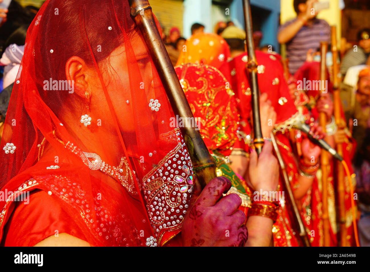Le donne con bastoni, Lathmar Holi festival, Mathura, Uttar Pradesh, India, Asia Foto Stock