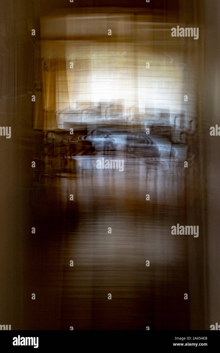 Immagine astratta in una stanza con sedie e tavoli e sfocati in movimento Foto Stock