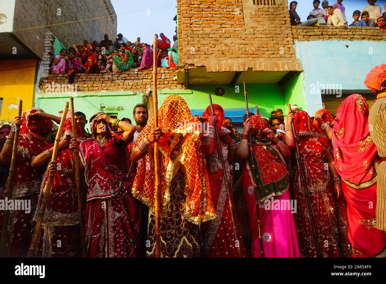 Le donne con bastoni, Lathmar Holi festival, Mathura, Uttar Pradesh, India, Asia Foto Stock