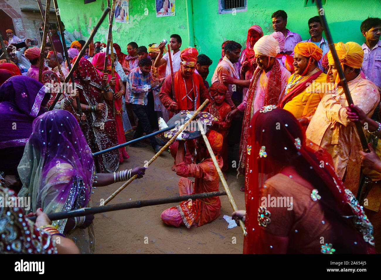 Donne uomini battendo con bastoni, Lathmar Holi festival, Mathura, Uttar Pradesh, India, Asia Foto Stock