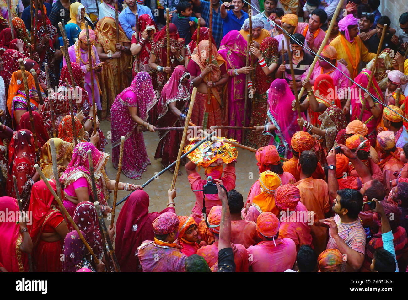 Donne uomini battendo con bastoni, Lathmar Holi festival, Mathura, Uttar Pradesh, India, Asia Foto Stock