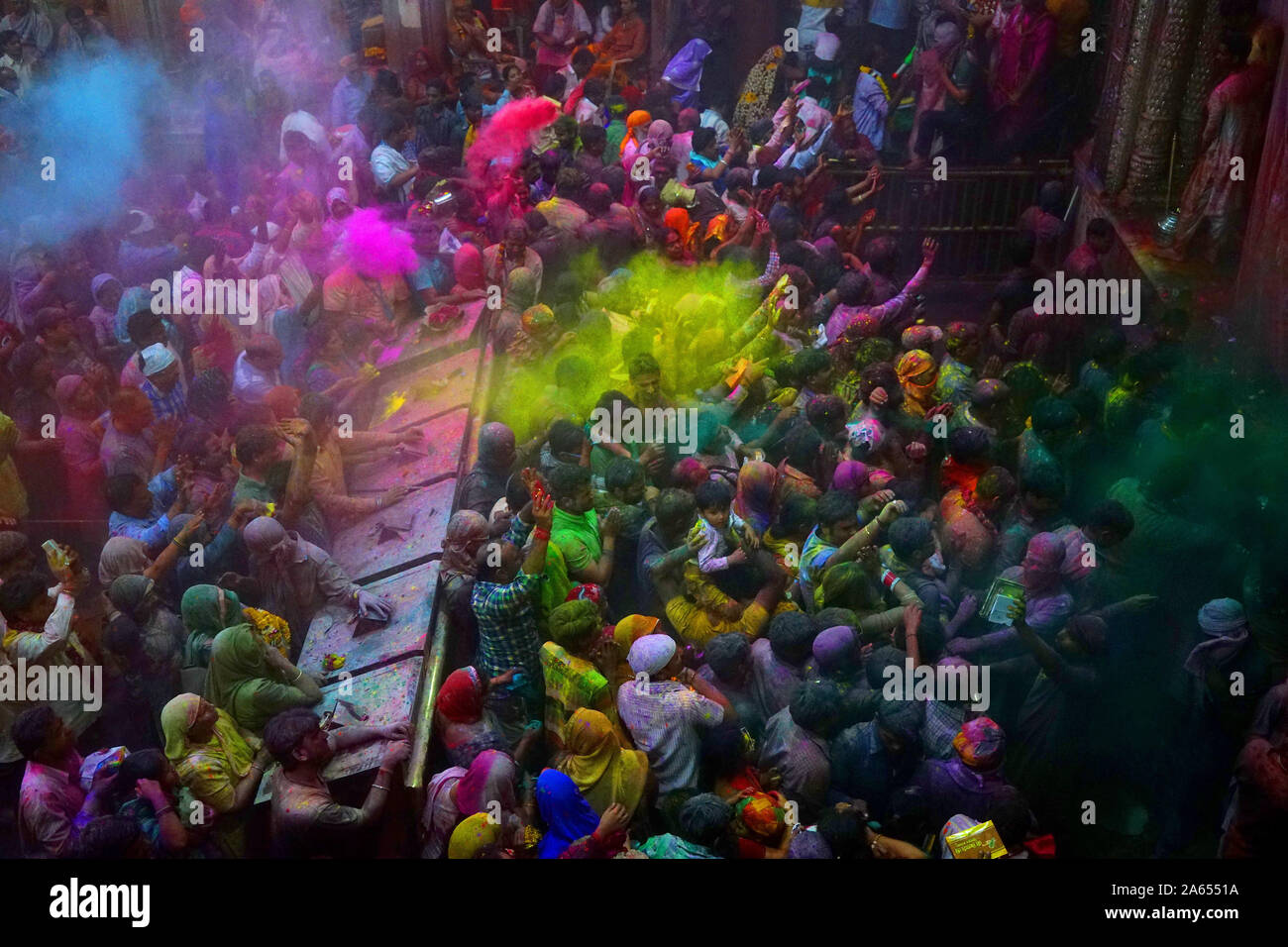 La gente di gettare polvere colorata Banke Bihari tempio, Uttar Pradesh, India, Asia Foto Stock