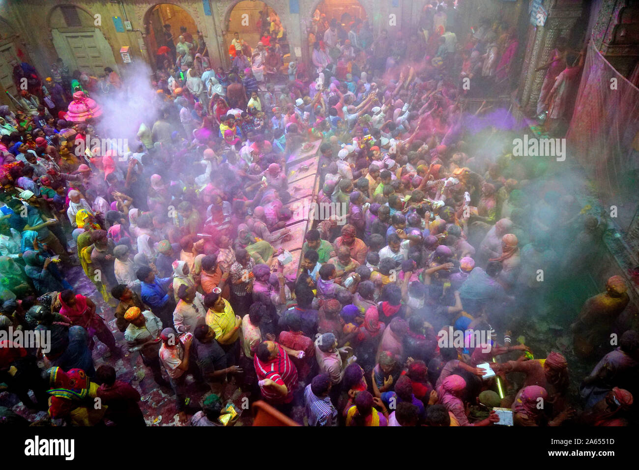 La gente di gettare polvere colorata Banke Bihari tempio, Uttar Pradesh, India, Asia Foto Stock