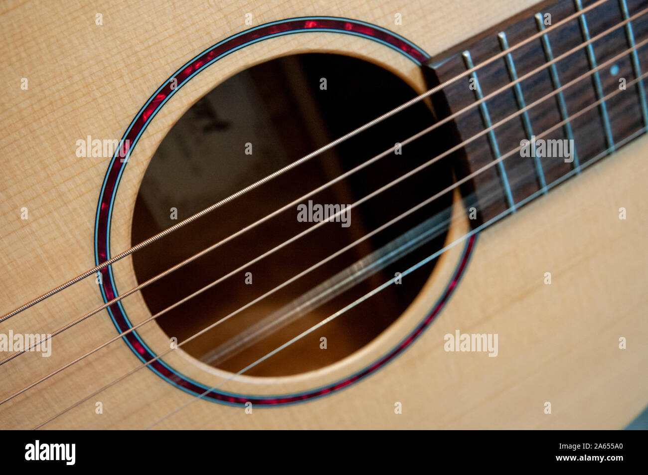 Da una serie di approfondimento di chitarra acustica del suono e foro di stringhe in acciaio, con stringhe alternativo vibrare dopo essere stato prelevato. Foto Stock