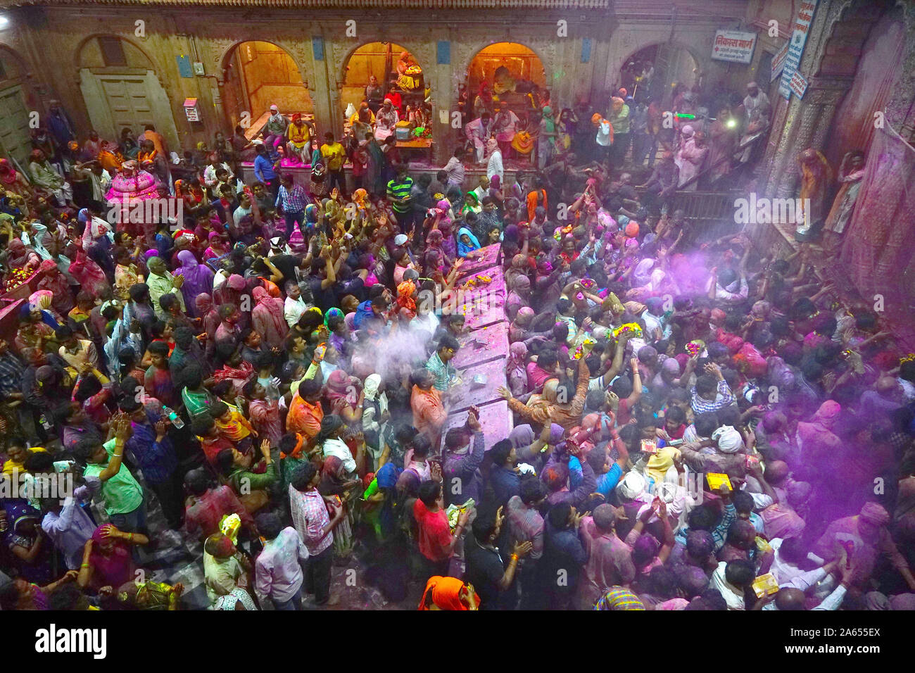 La gente di gettare polvere colorata di Banke Bihari tempio, Uttar Pradesh, India, Asia Foto Stock