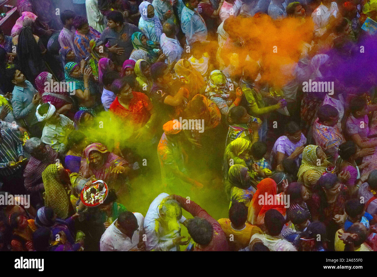 La gente di gettare polvere colorata di Banke Bihari tempio, Uttar Pradesh, India, Asia Foto Stock