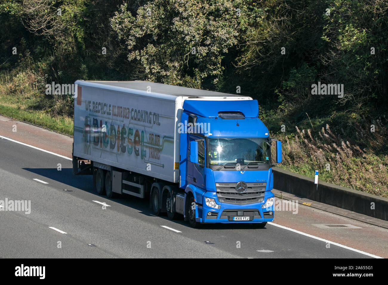 Ristoranti McDonalds biodiesel mercedes actros Viaggiare sulla autostrada M6 vicino a Preston nel Lancashire, Regno Unito Foto Stock