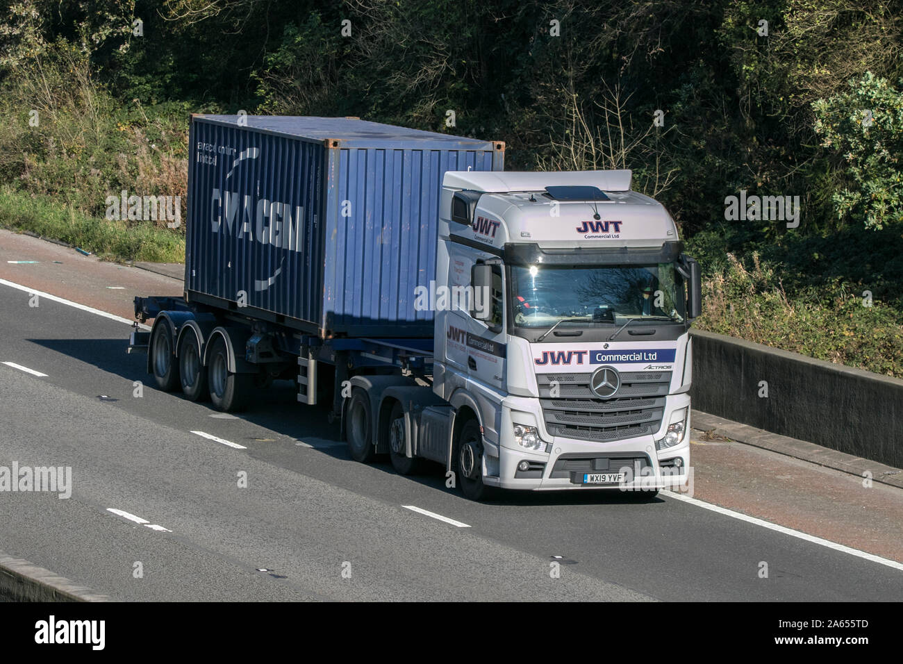 JWT Commercial Ltd Mercedes Actros Viaggiare sulla autostrada M6 vicino a Preston nel Lancashire, Regno Unito Foto Stock