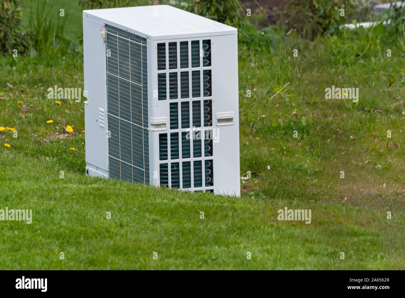 La pompa di calore è un'alternativa ecologica per un sistema di riscaldamento convenzionale Foto Stock