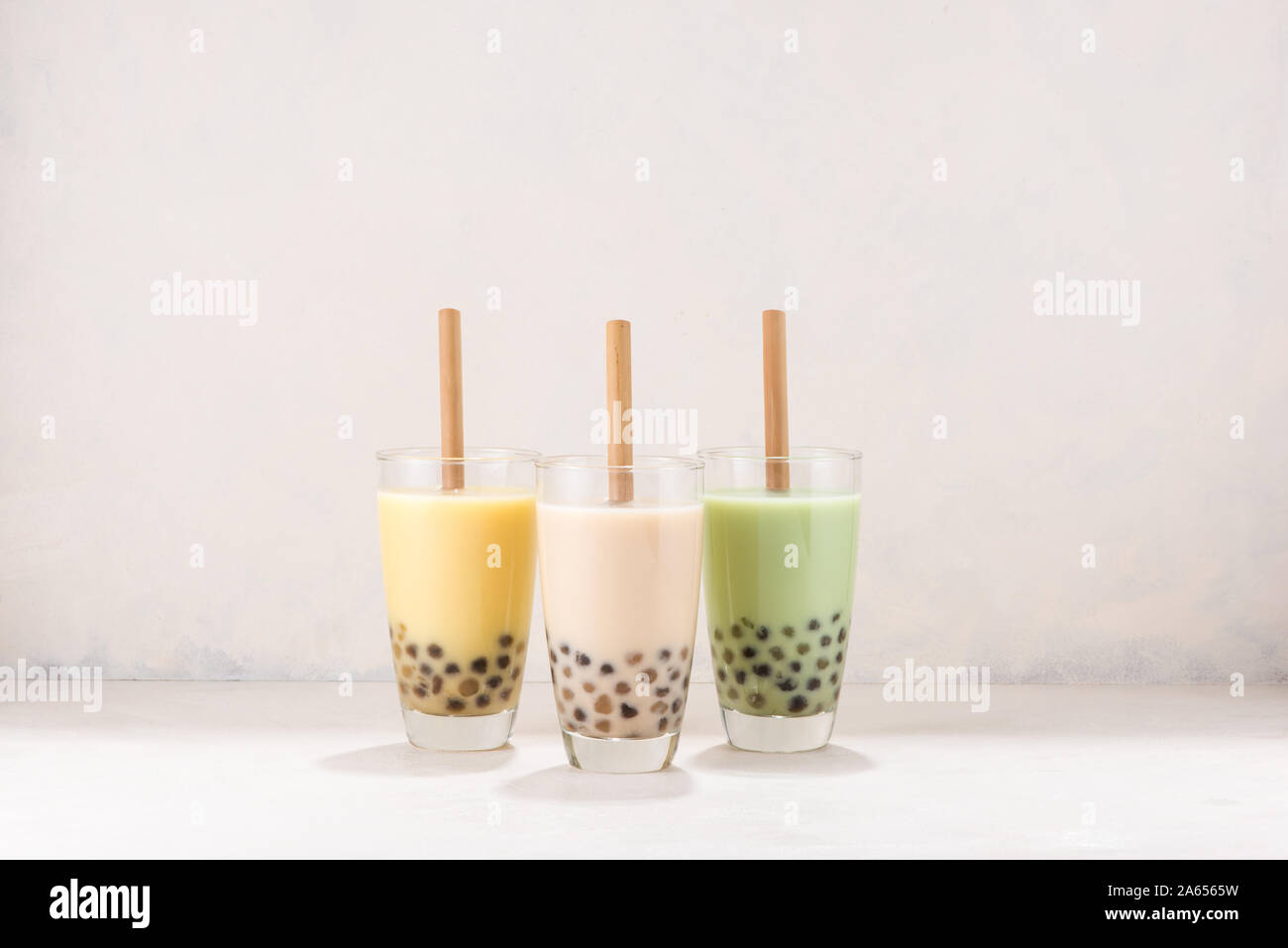 Bolla di vari tè in bicchieri con drink cannucce su sfondo bianco Foto Stock