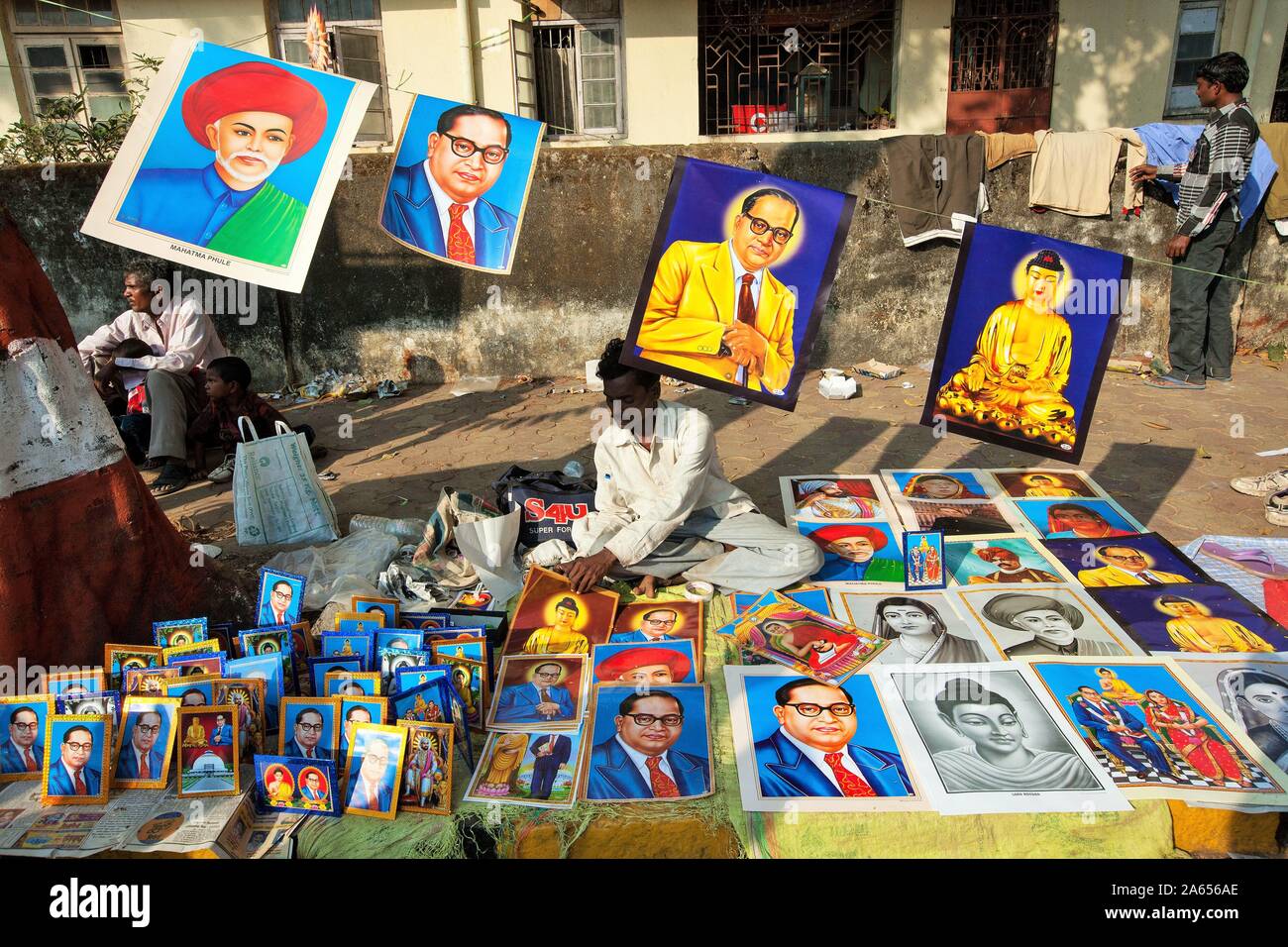Hawker vendita manifesti sul marciapiede, Dadar, Mumbai, Maharashtra, India, Asia Foto Stock