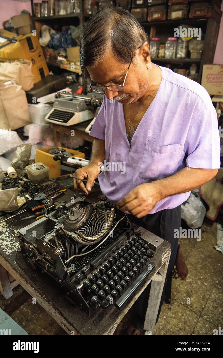 Tecnico che ripara una vecchia macchina da scrivere manuale, Bombay, Mumbai, Maharashtra, India, Asia, riparazione di macchine da scrivere indiane Foto Stock