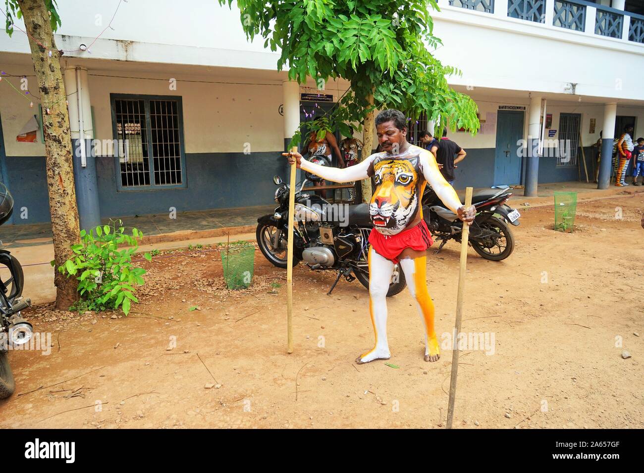Dipinto di corpi umani per Pulikali Tiger danza, Onam festival, Kerala, India, Asia Foto Stock