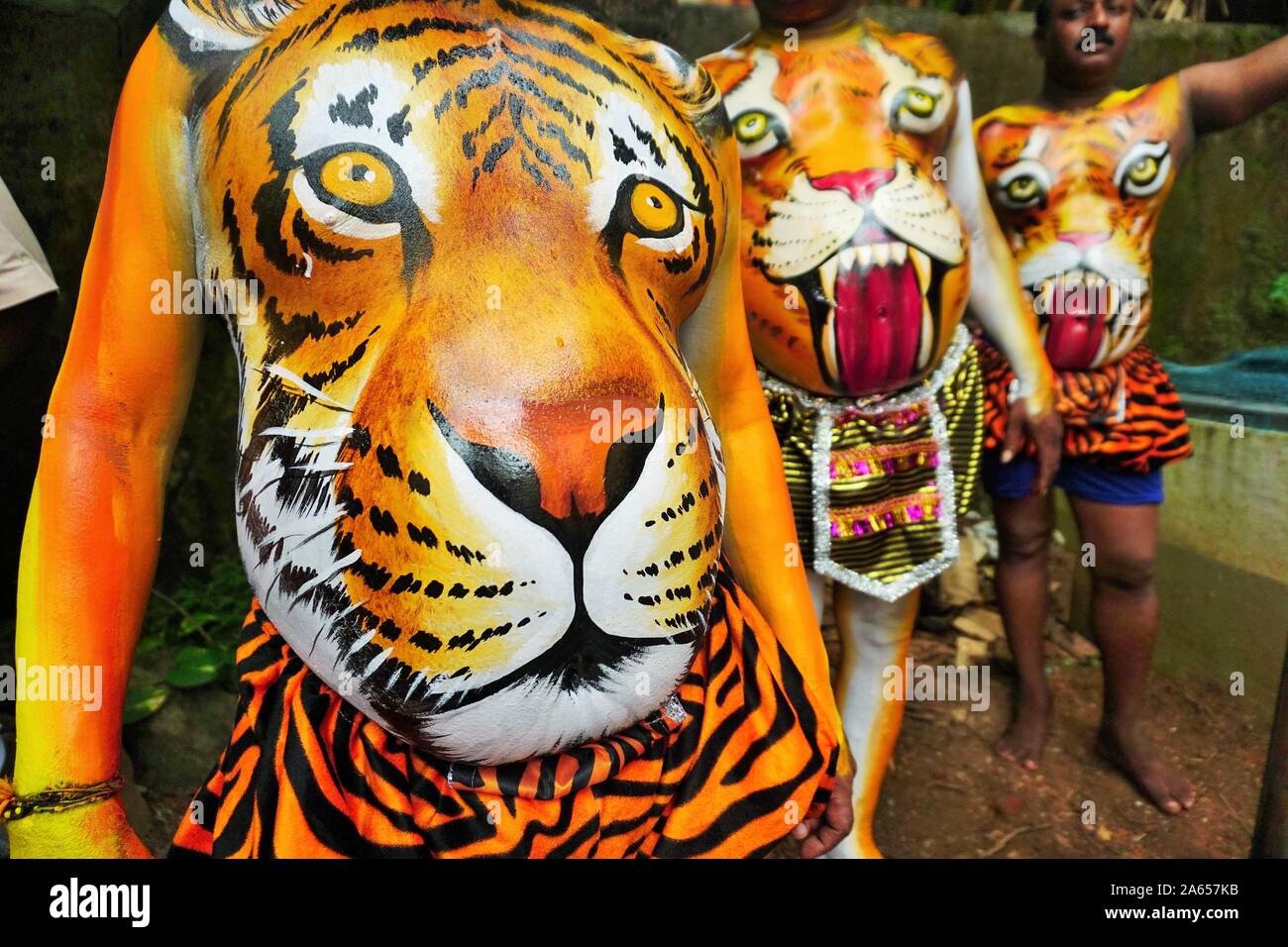 Dipinto di corpi umani per Pulikali Tiger danza, Onam festival, Kerala, India, Asia Foto Stock
