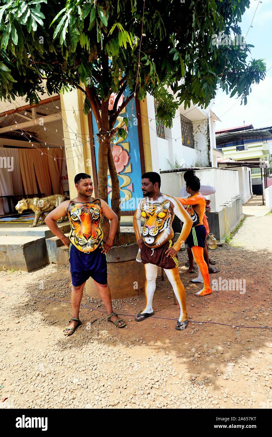 Dipinto di corpi umani per Pulikali Tiger danza, Onam festival, Kerala, India, Asia Foto Stock