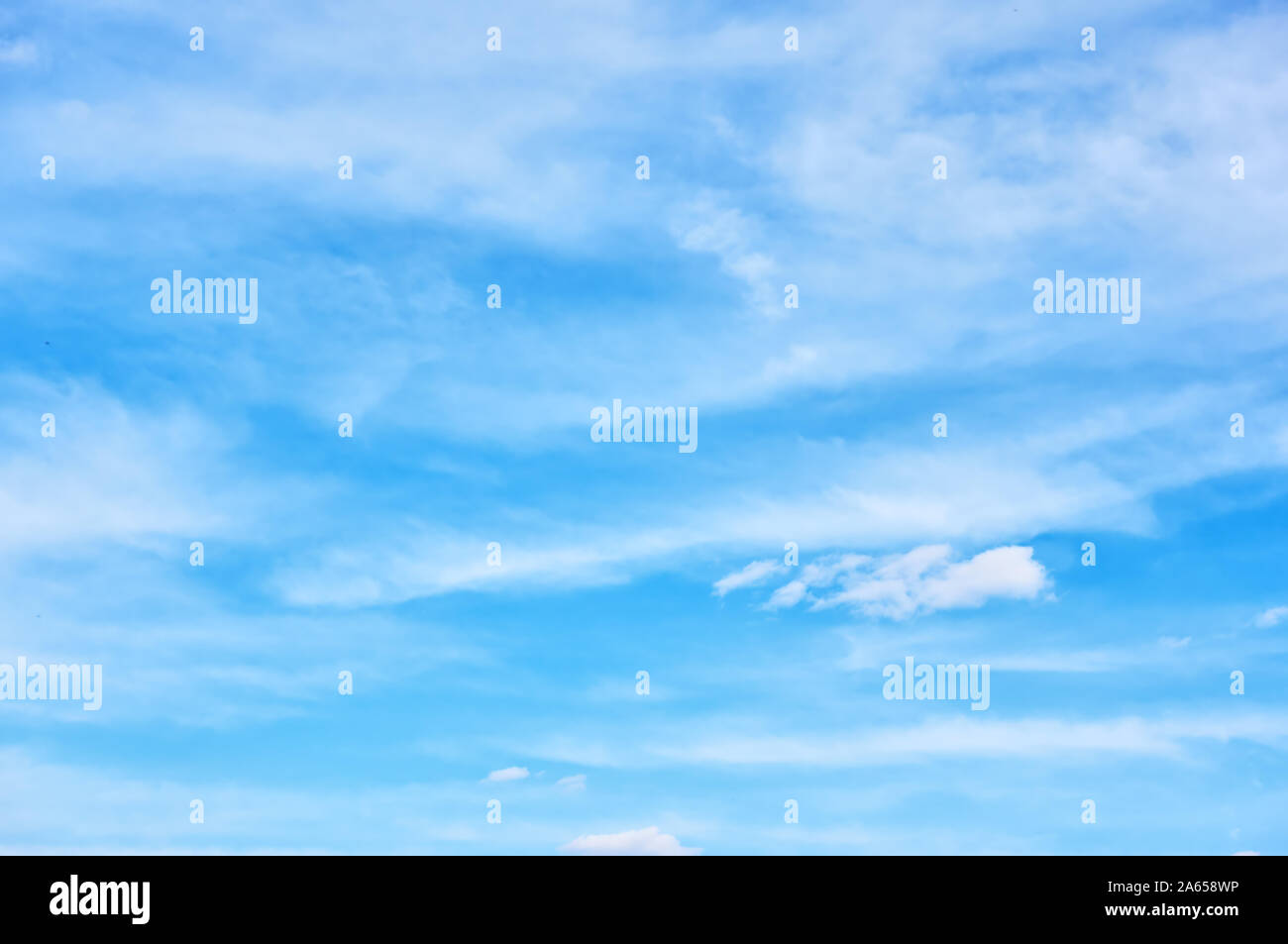 Cielo blu con nuvole di luce - lo sfondo e lo spazio per il tuo testo Foto Stock