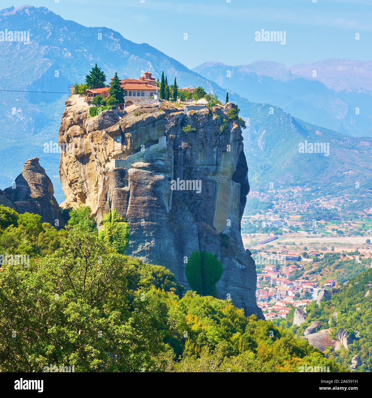 La Santa Trinità monastero sulla roccia in Meteora, Grecia - paesaggio  greco Foto stock - Alamy
