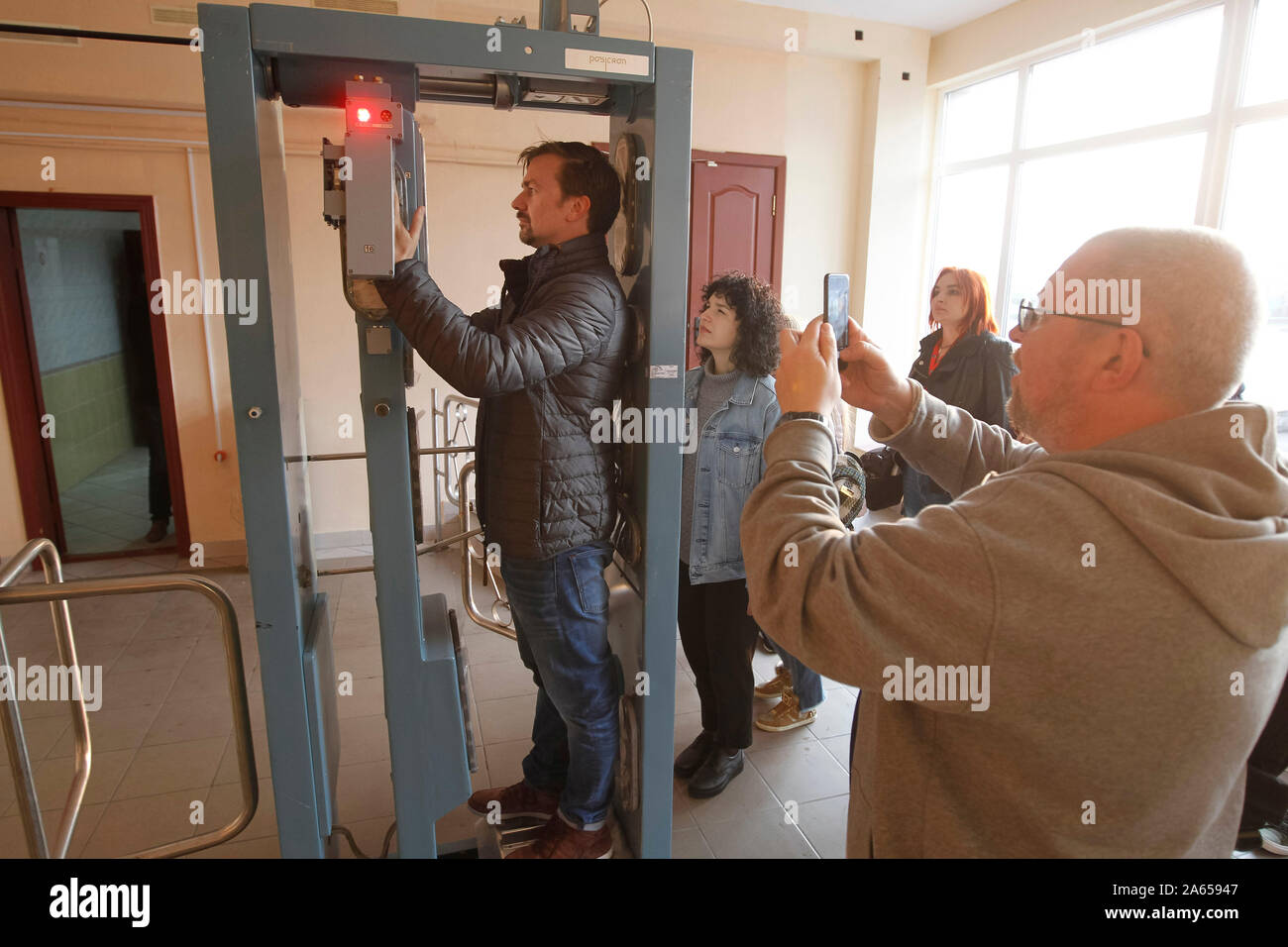 Kiev, Ucraina. 23 Ott, 2019. Visitatori misurare il livello di radiazione presso la centrale nucleare di Cernobyl. Credito: SOPA Immagini limitata/Alamy Live News Foto Stock