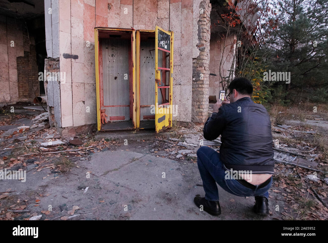 Kiev, Ucraina. 23 Ott, 2019. Un visitatore prende le foto nella città abbandonate di pripjat non lontano della centrale nucleare di Cernobyl. Credito: SOPA Immagini limitata/Alamy Live News Foto Stock