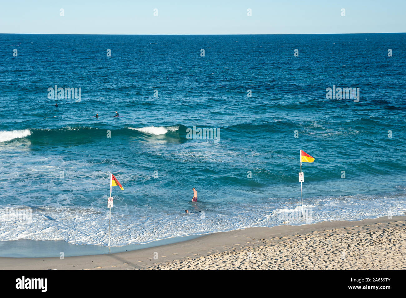 24.09.2019, Sydney, Nuovo Galles del Sud, Australia - Persone a Bronte Beach bagnarsi nel mare in una determinata zona di nuoto per prevenire gli incidenti di balneazione. Foto Stock