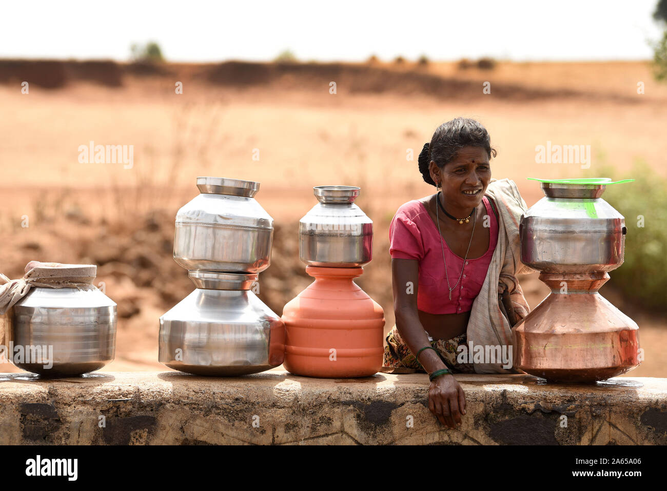 Le donne in attesa di cisterna di acqua a secco ben, Mall village, Thane Maharashtra, India, Asia Foto Stock