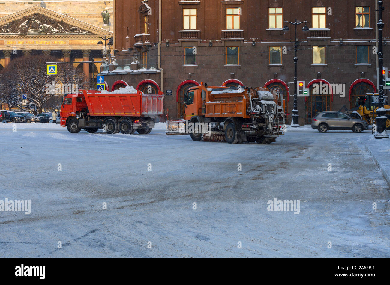 Spazzaneve cancella la città dalla neve caduta su un inverno mattina (San Pietroburgo, Russia) Foto Stock