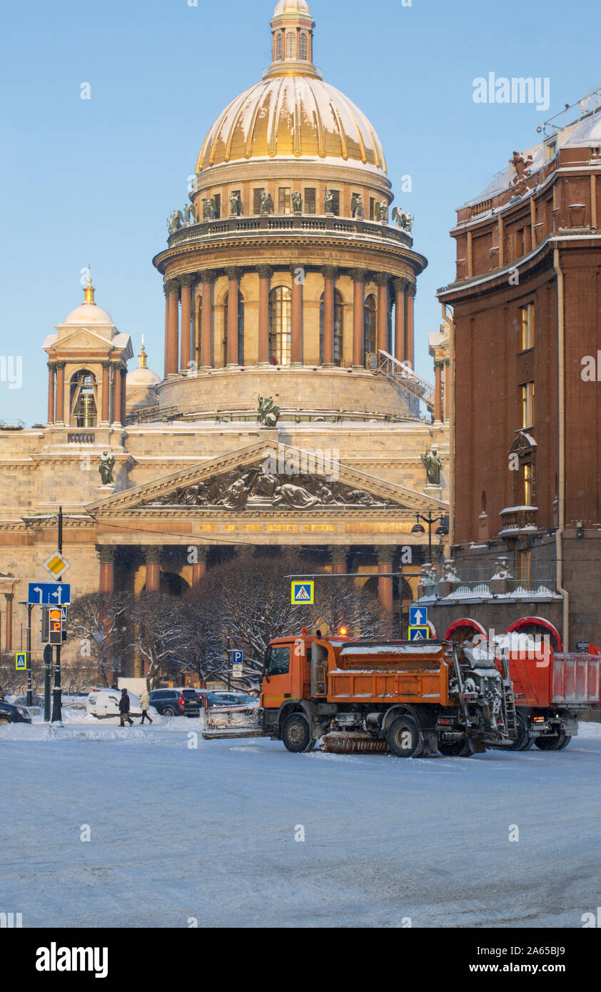 Inverno mattina vicino San Isaac spazzaneve cancella la città di neve caduti (St. Pietroburgo, Russia) Foto Stock