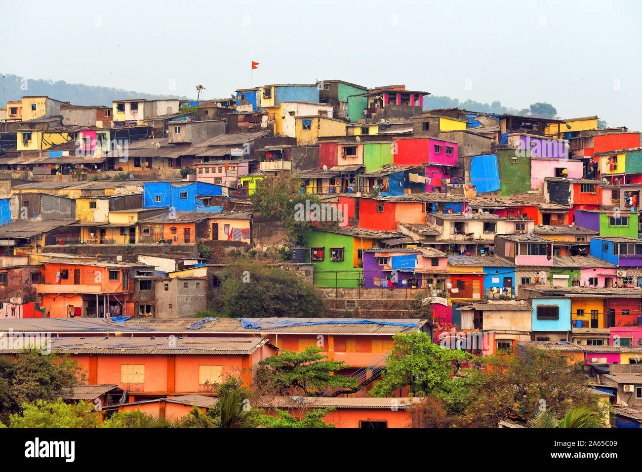 Sobborghi vicino alla stazione ferroviaria di Asalpha, Mumbai, Maharashtra, India, Asia, bassifondi indiani Foto Stock