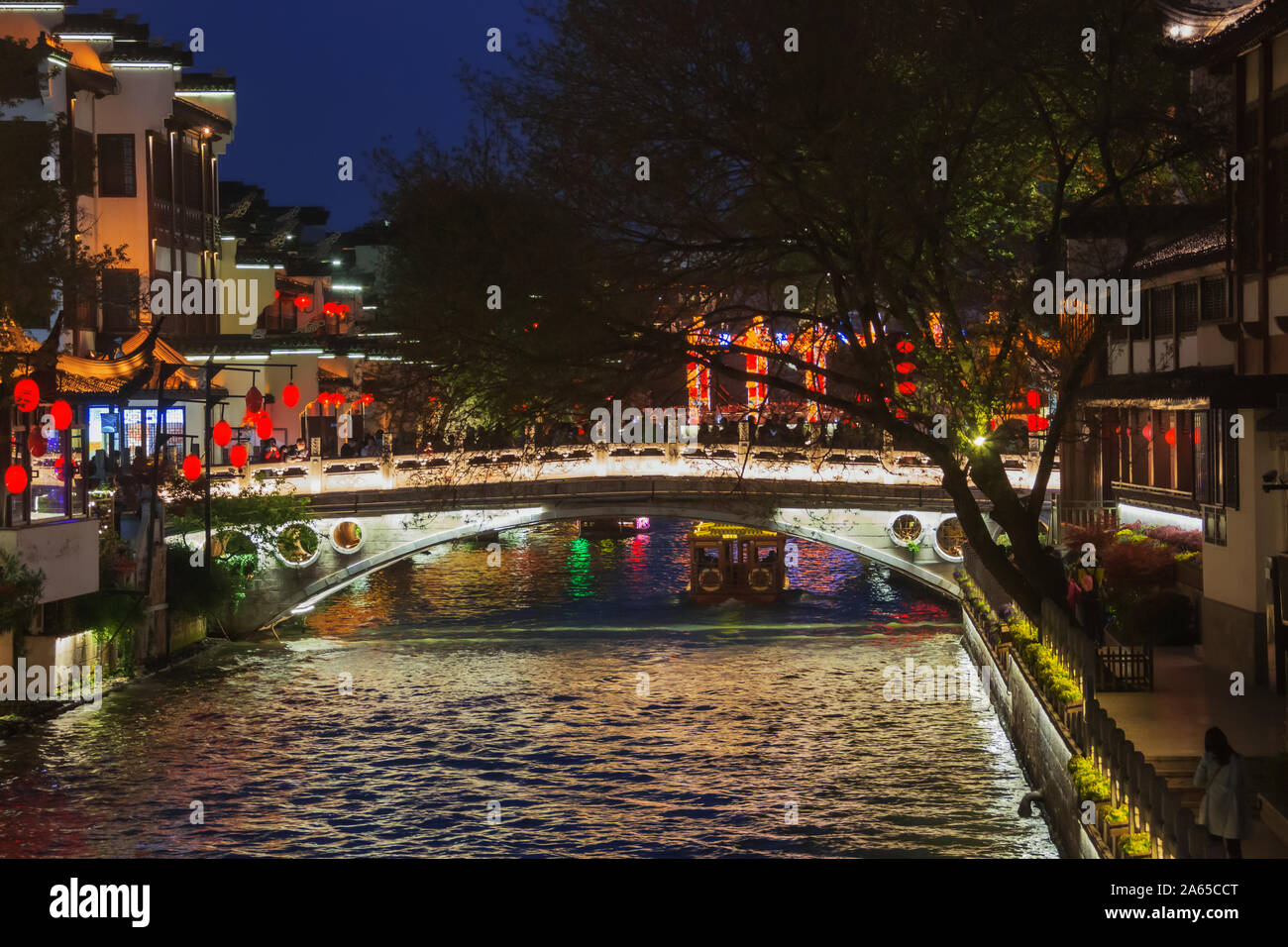 Editoriale: NANJING, Jiangsu, Cina, Aprile 14, 2019 - illuminato ponte su un canale in Nanjing di sera Foto Stock