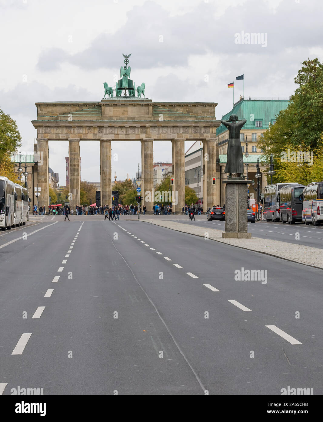 Vista della Porta di Brandeburgo dalla avenue 17 giugno in un momento di tranquillità, Berlino, Germania Foto Stock