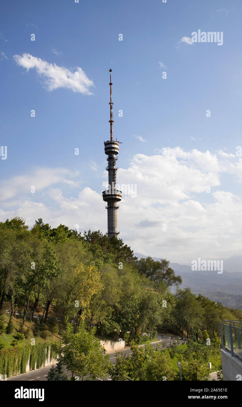 Torre delle telecomunicazioni a tok-tobe park nelle colline sopra Almaty Kazakhstan Foto Stock