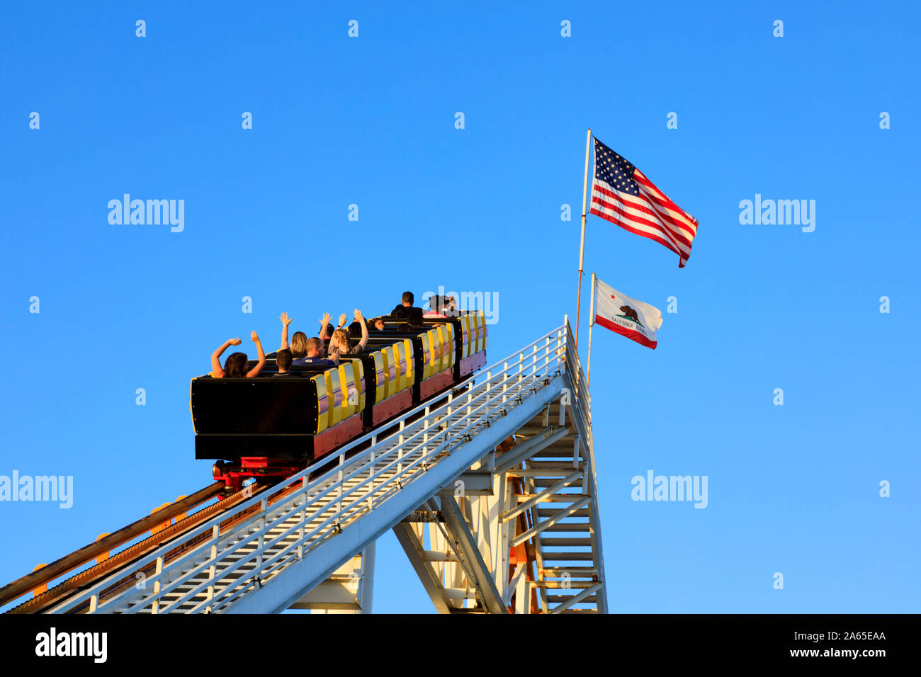 Carrelli pieni di gente sulle montagne russe, Santa Monica Pier, Pacific Park, Los Angeles, California, Stati Uniti d'America. Ottobre 2019 Foto Stock