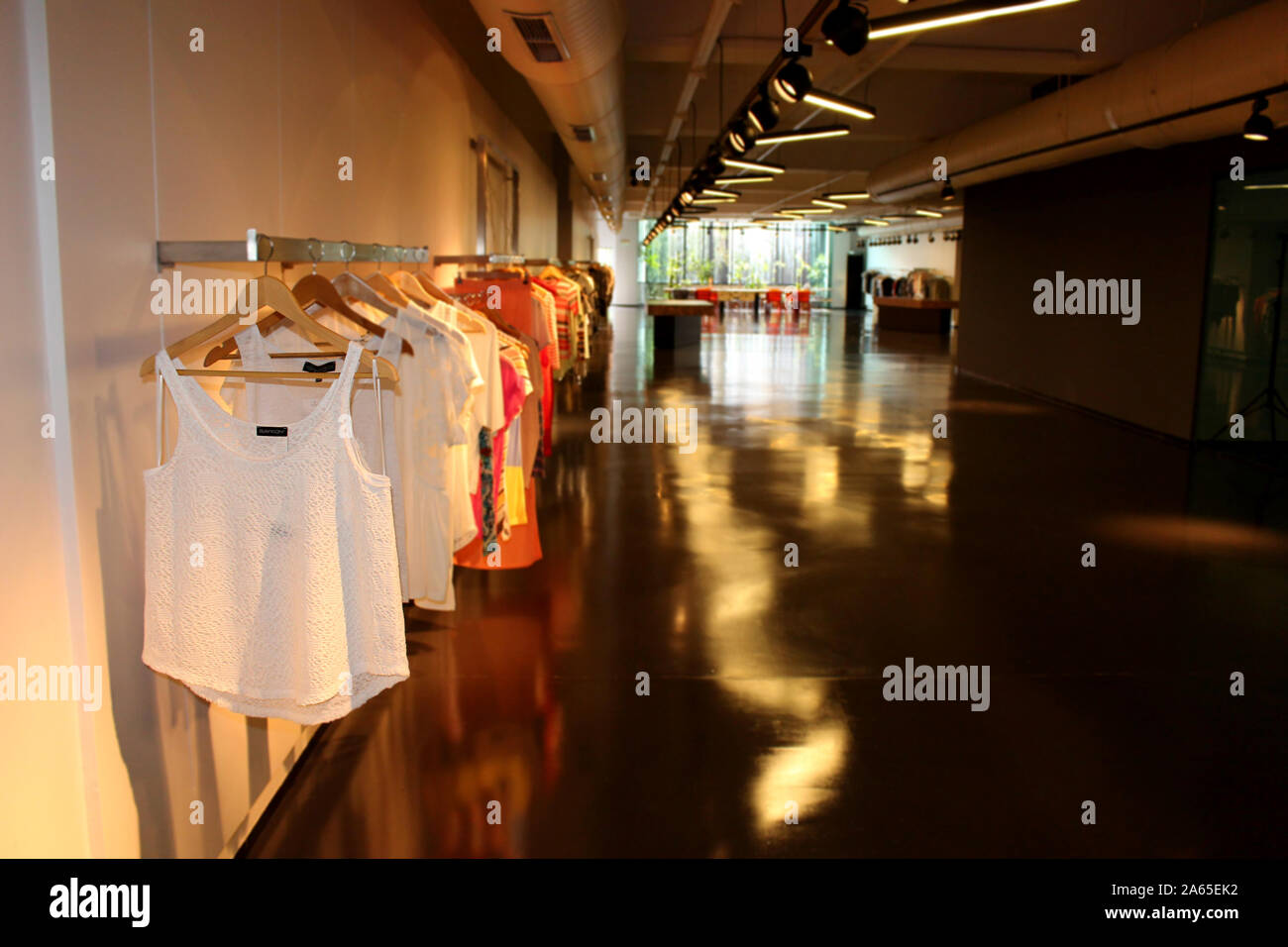 Illustrazione dello showroom con maniche lunghe e loop Foto Stock