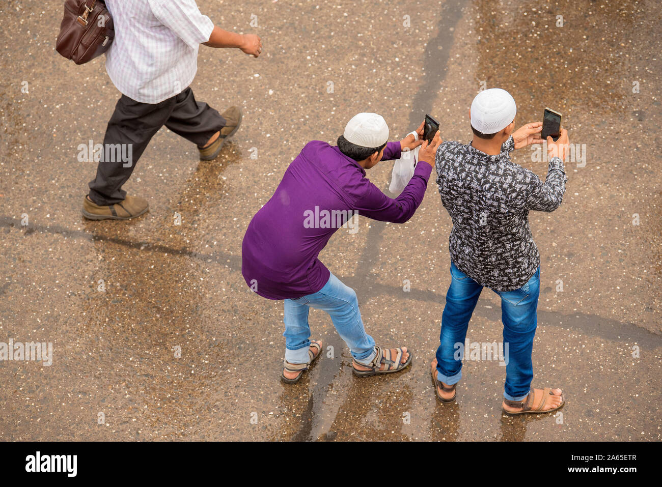 I musulmani prendendo selfies, l'Eid Al Fitr festival, Mumbai, Maharashtra, India, Asia Foto Stock