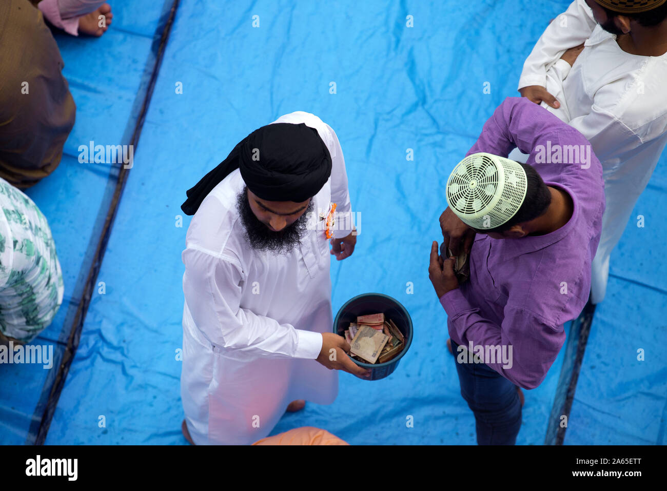 I musulmani la donazione di carità, l'Eid Al Fitr festival, Mumbai, Maharashtra, India, Asia Foto Stock