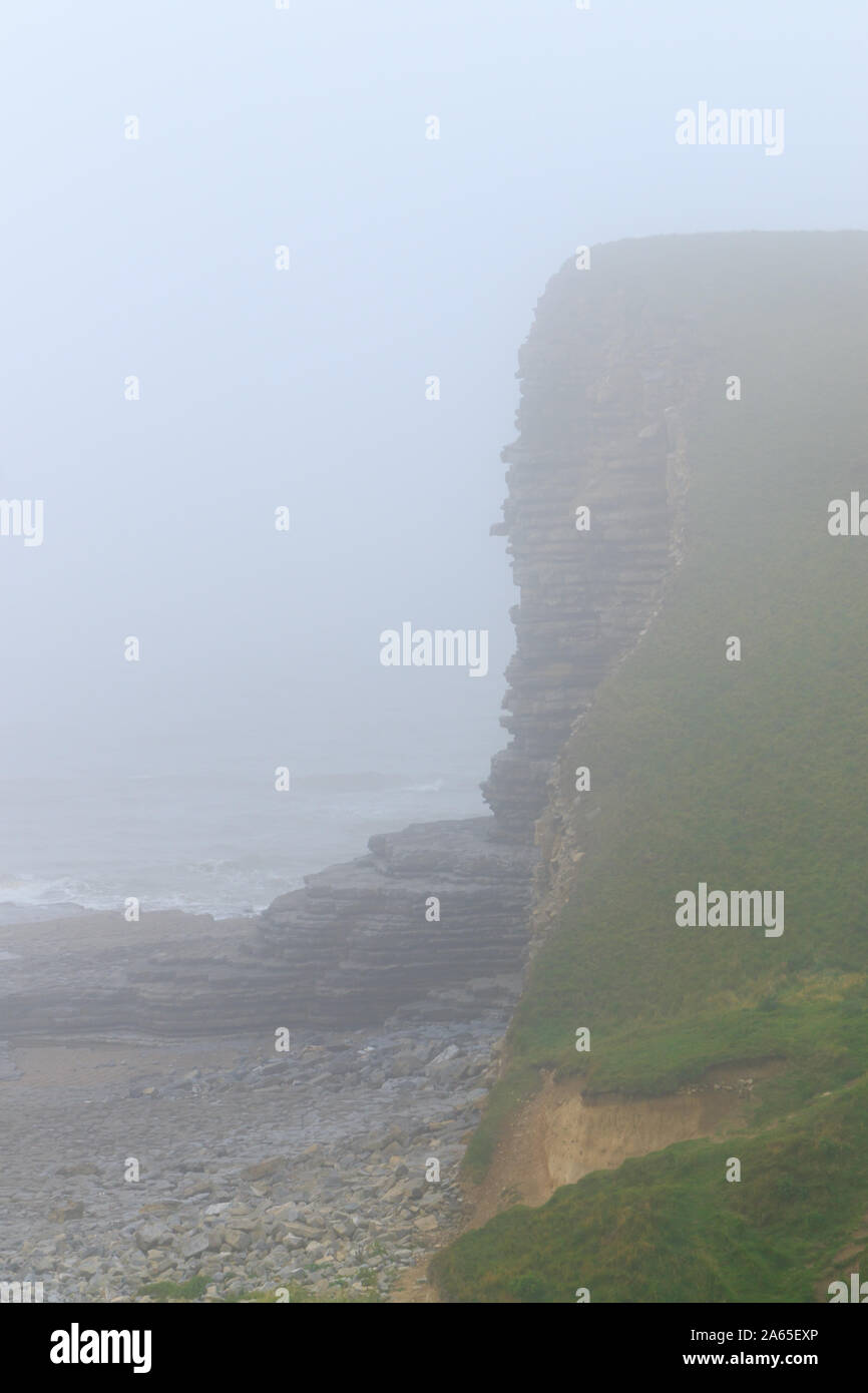 Mare di nebbia in rotolamento su punto di Nash scogliere, Glamorgan Heritage Costa, South Wales, Regno Unito Foto Stock