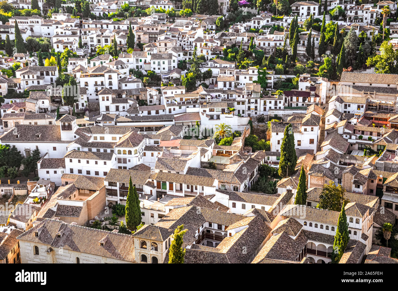 Storico quartiere Albaicin in Granada, Spagna fotografato dal di sopra. Stradine strette con i tradizionali edifici risalenti al periodo medievale regola musulmano della città. Architettura moresca. Foto Stock