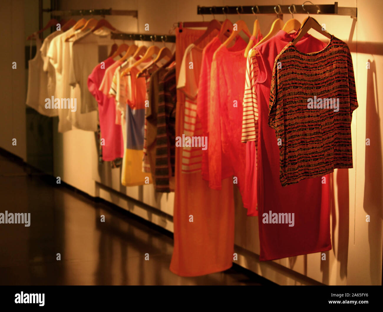 Illustrazione della show room con regals piena di abiti comodi e leggeri Foto Stock