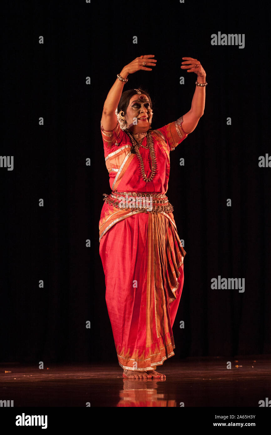 Indiano ballerina classica, Sonal Mansingh, Odissi stile di ballo di eseguire, Mumbai, Maharashtra, India, Asia Foto Stock