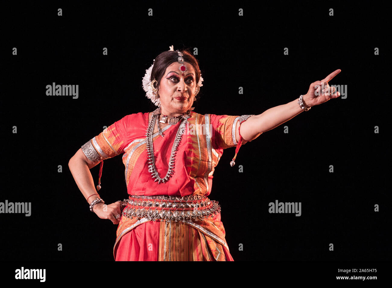 Indiano ballerina classica, Sonal Mansingh, Odissi stile di ballo di eseguire, Mumbai, Maharashtra, India, Asia Foto Stock