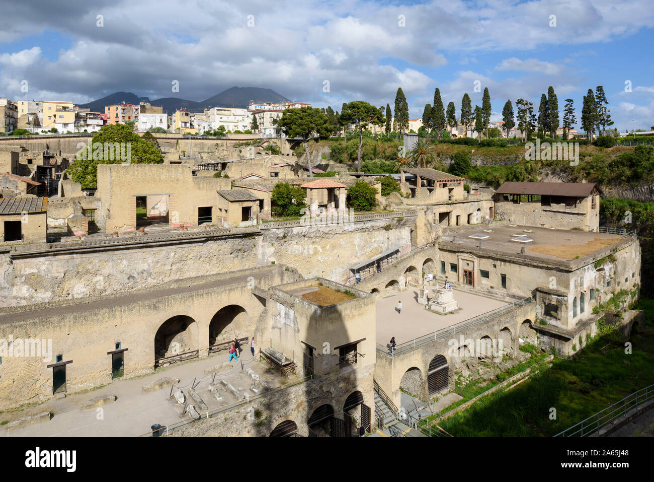 Ercolano. L'Italia. Vista del sito archeologico di Ercolano con l antico litorale in primo piano, Vesuvio può essere visto in background Foto Stock